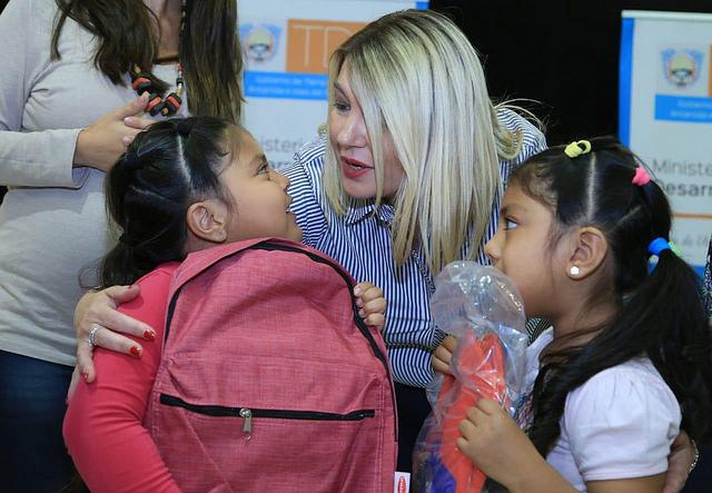 Se entregaron kits escolares a niños, niñas y adolescentes
