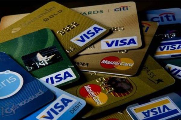 El Banco Central aclaró cómo se deberán abonar los consumos con tarjeta de crédito y las deudas en dólares
