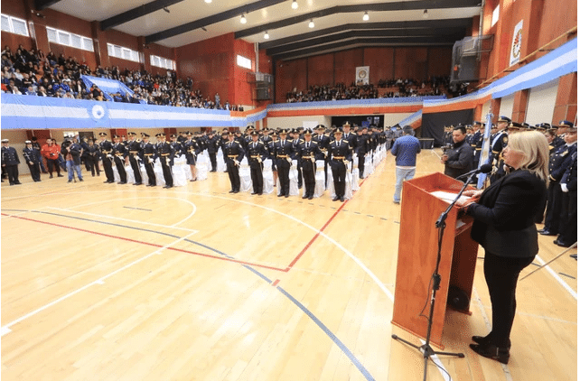 Bertone encabezó la ceremonia de nuevos egresos de agentes y oficiales de la policía