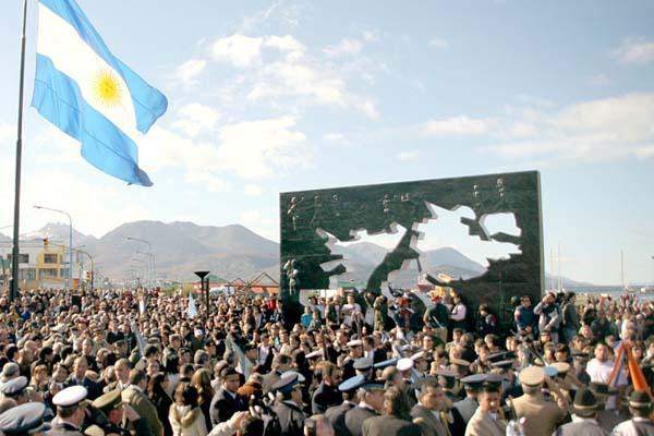 El Gobernador participó de la ceremonia de los caídos en Malvinas