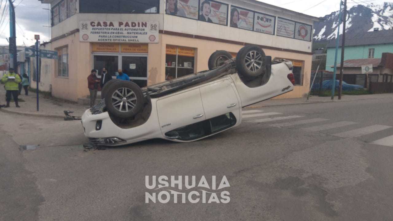 Accidente y vuelco de una camioneta en Av Maipú y Don Bosco