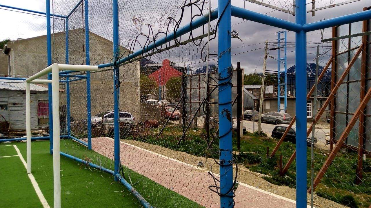 Reparan daños en el playón deportivo Natanael Ríos