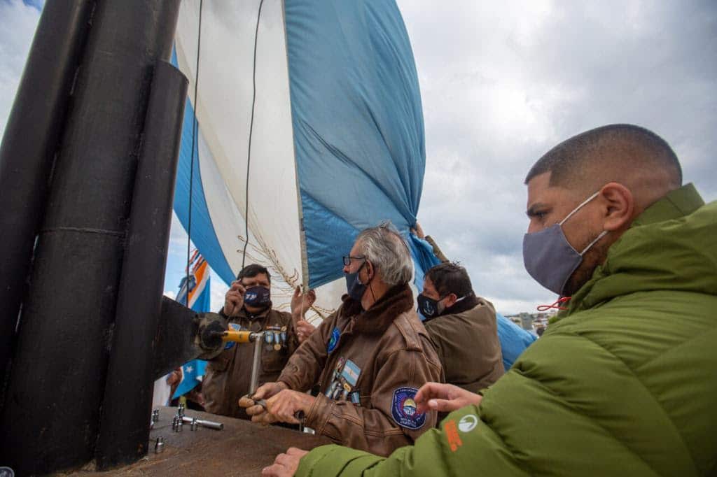 Se realizó el acto de cambio de pabellón en la Plaza Malvinas