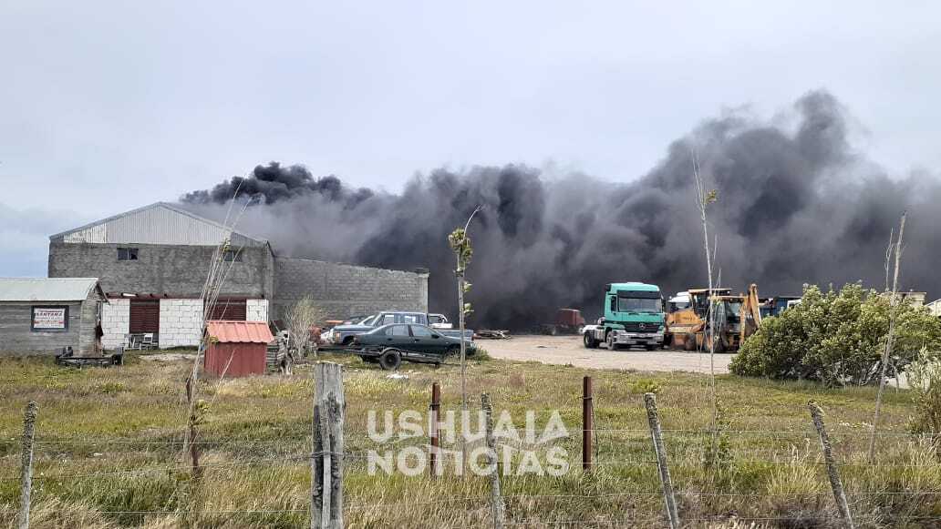 Río Grande: Dantesco incendio desatado en un galpón