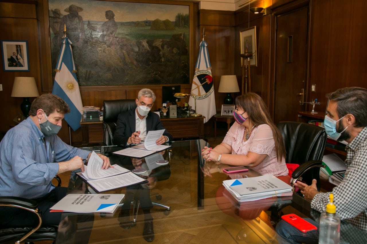 Gobierno proyecta con Nación una terminal de ómnibus y obras en el puerto de Ushuaia