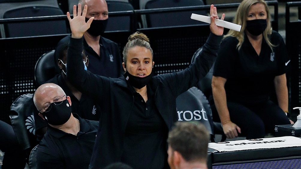 Becky Hammon se convirtió en la primera coach de la historia de la NBA