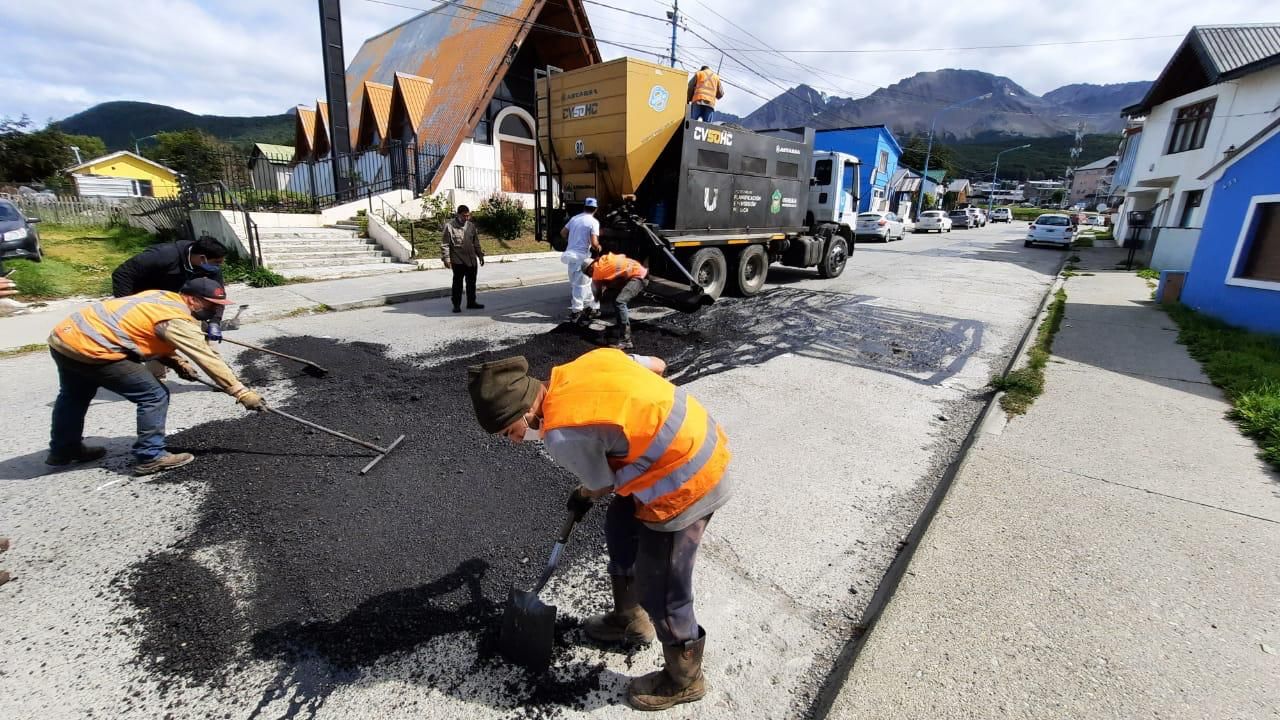 De forma simultánea se realizan trabajos de bacheo en la ciudad