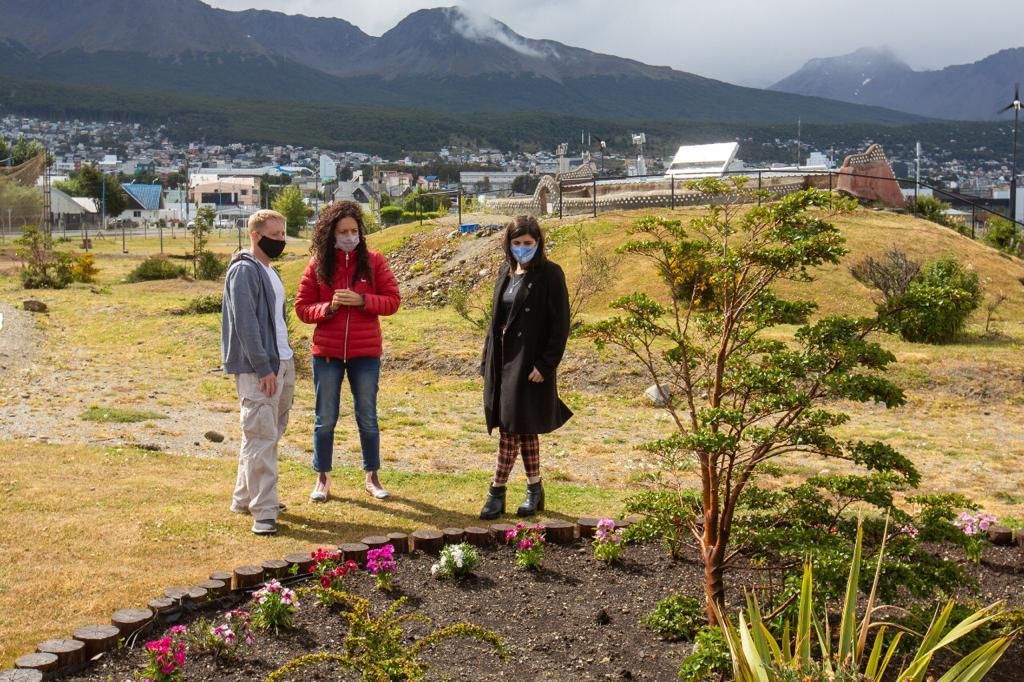 Tomasevich, Ávila y Zanneti recorrieron trabajos de parquización en la capital fueguina