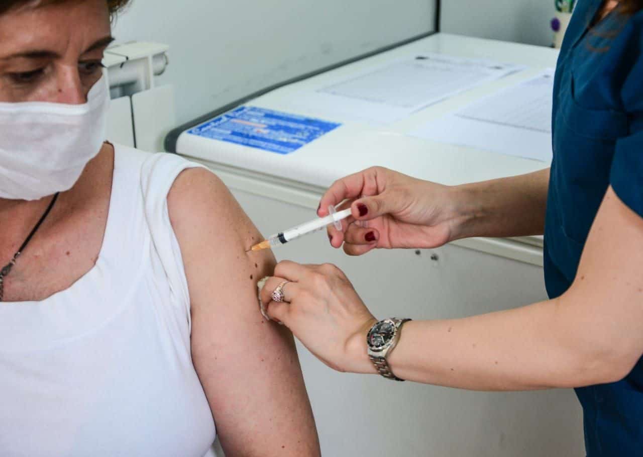 El personal de salud municipal comenzó a vacunarse