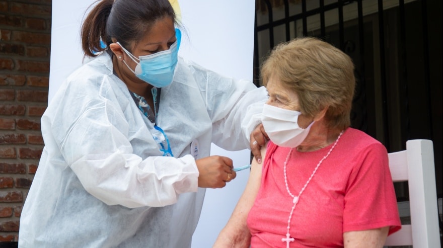 Provincia de Buenos Aires comenzará a vacunar a mayores de 70 años y docentes