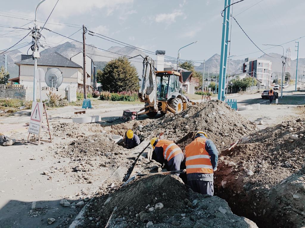 Comenzaron las tareas de reconstrucción de la red pluvial en la calle Formosa