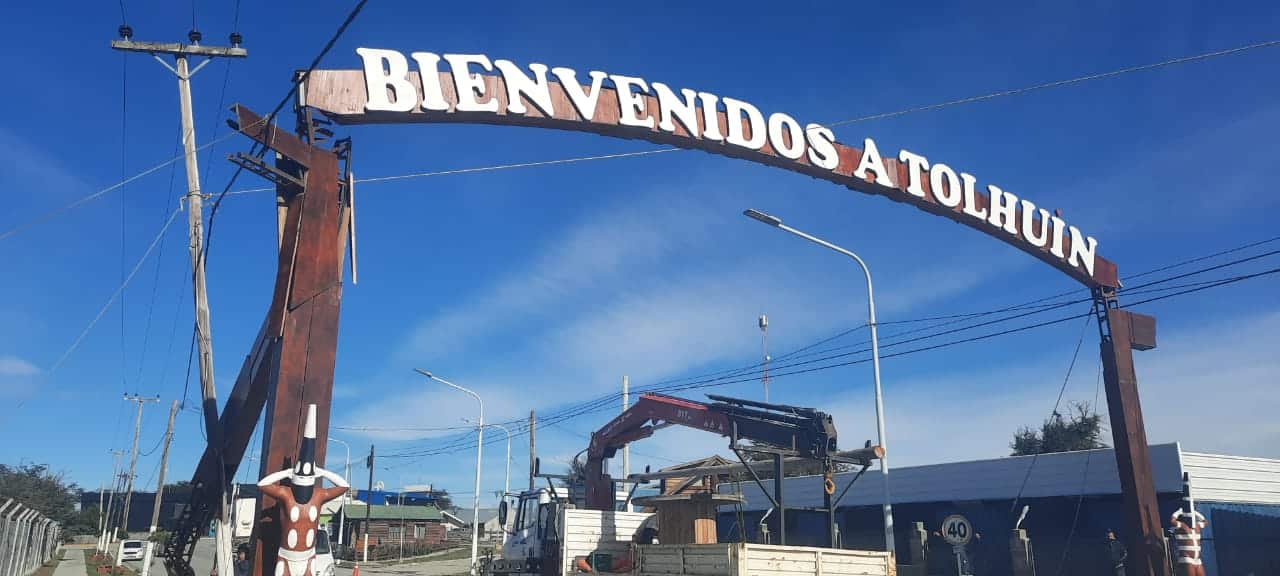 Un camión «se llevó puesto» el arco de ingreso de Tolhuin