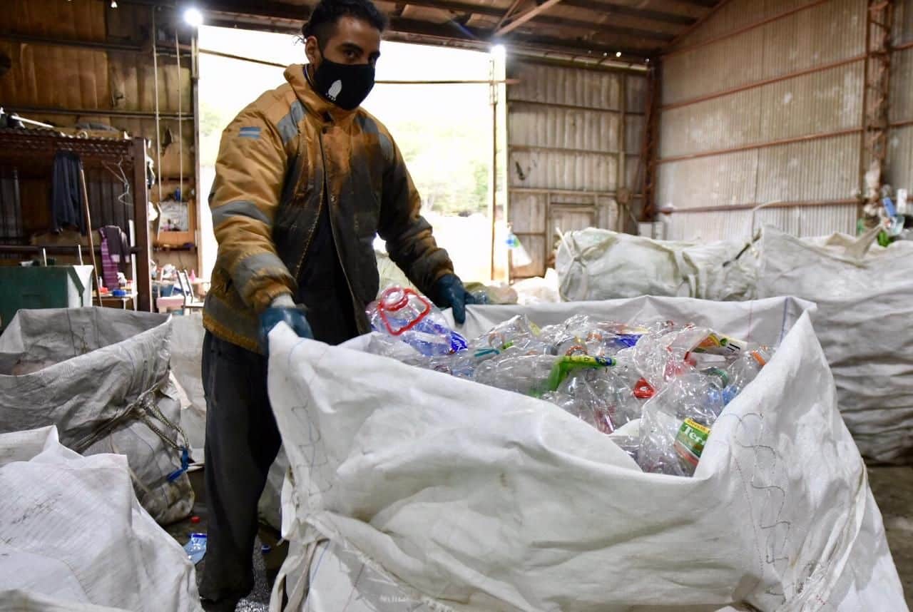 Se busca potenciar el reciclado de PET, aluminio, vidrios y otros residuos