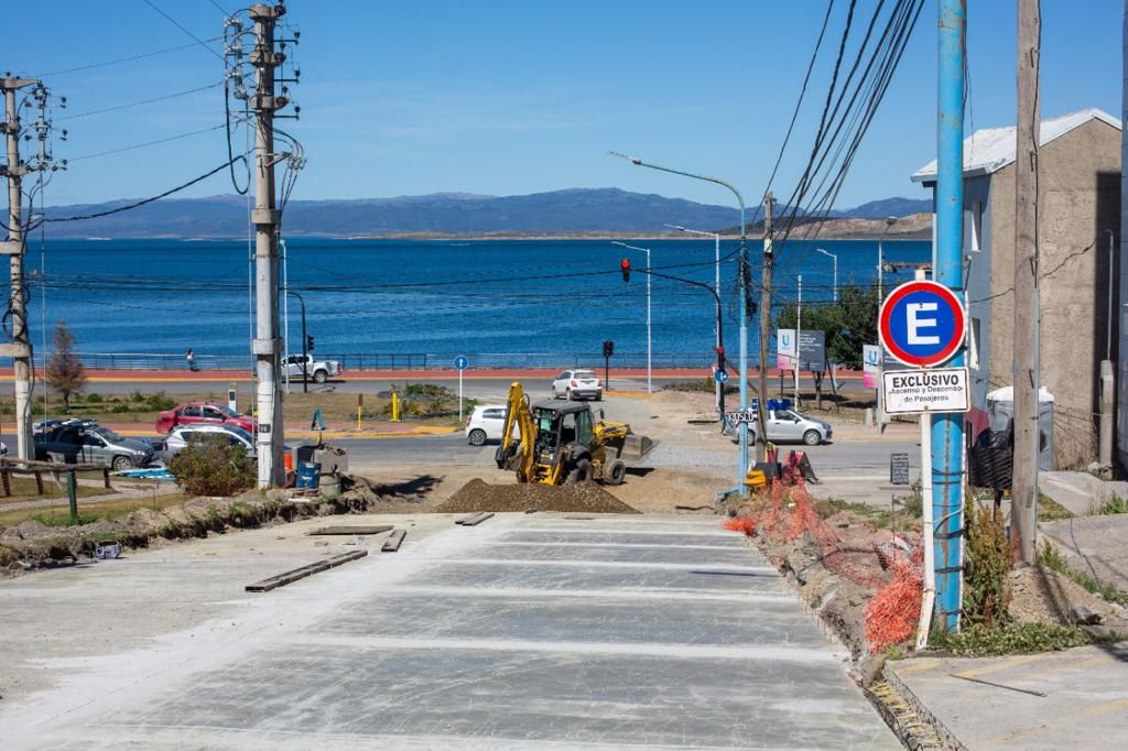 Continúa la obra de asfalto de la calle Yaganes