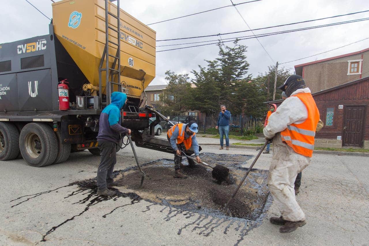 Realizan trabajos de bacheo sobre la calle Alfonsina Storni