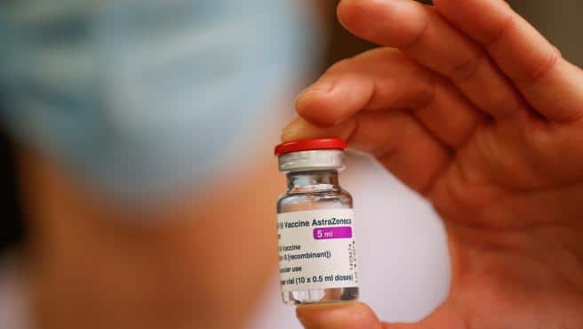 La OMS aprobó el uso de emergencia de 2 vacunas Oxford-AstraZeneca