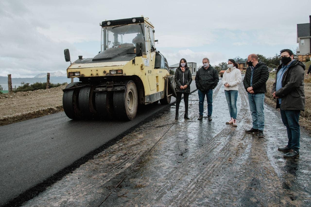 Concejales recorrieron la obra de pavimentación de la calle Los Ñires