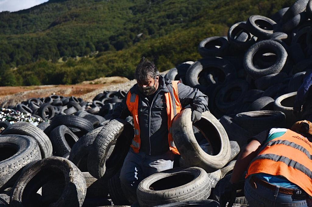 El municipio enviará al continente siete contenedores con neumáticos en desuso
