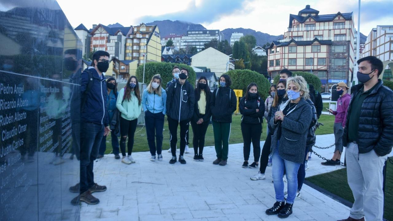 Estudiantes de la escuela experimental Las Lengas recorrieron la plaza Islas Malvinas