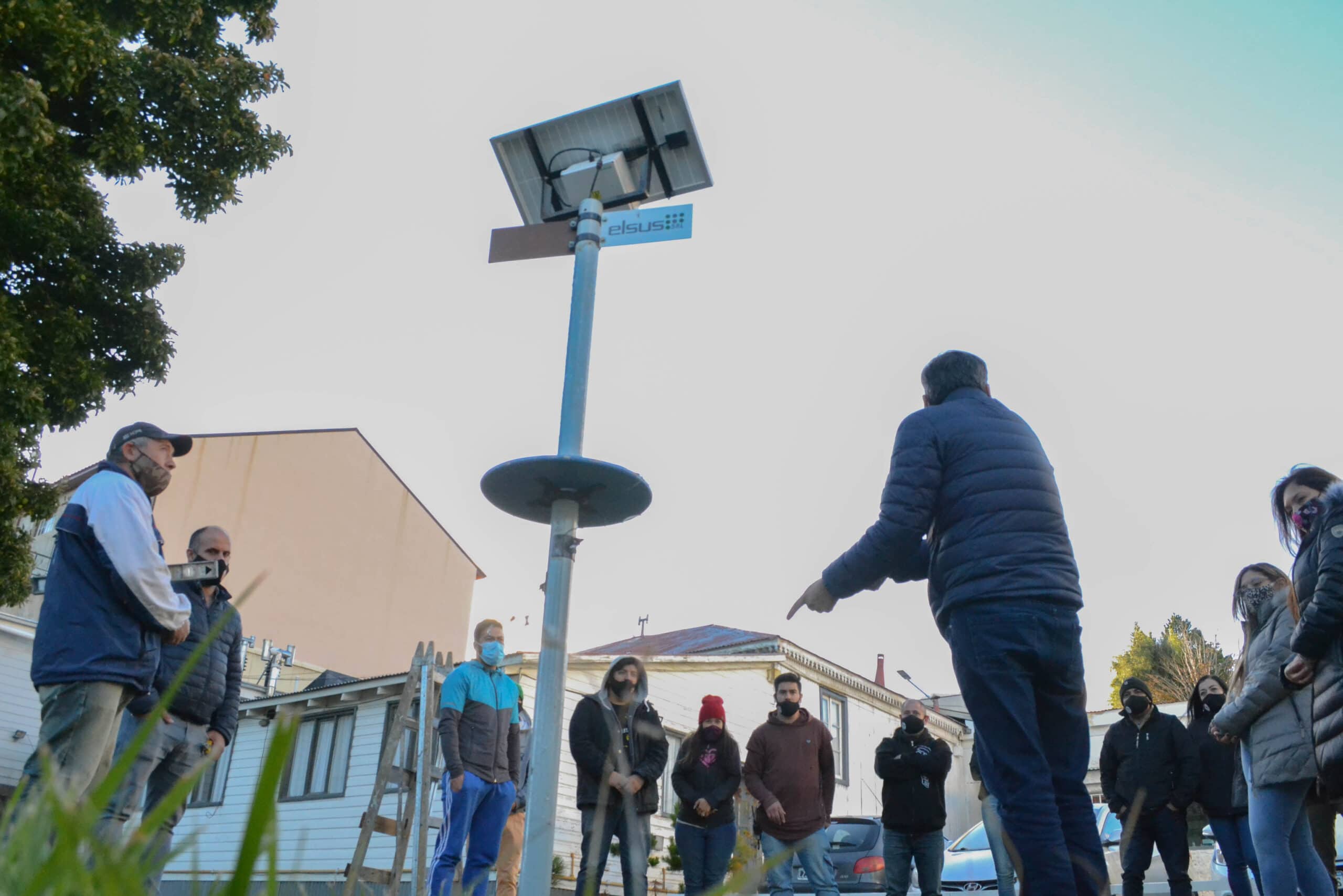 Instalaron el primer panel solar para carga de celulares