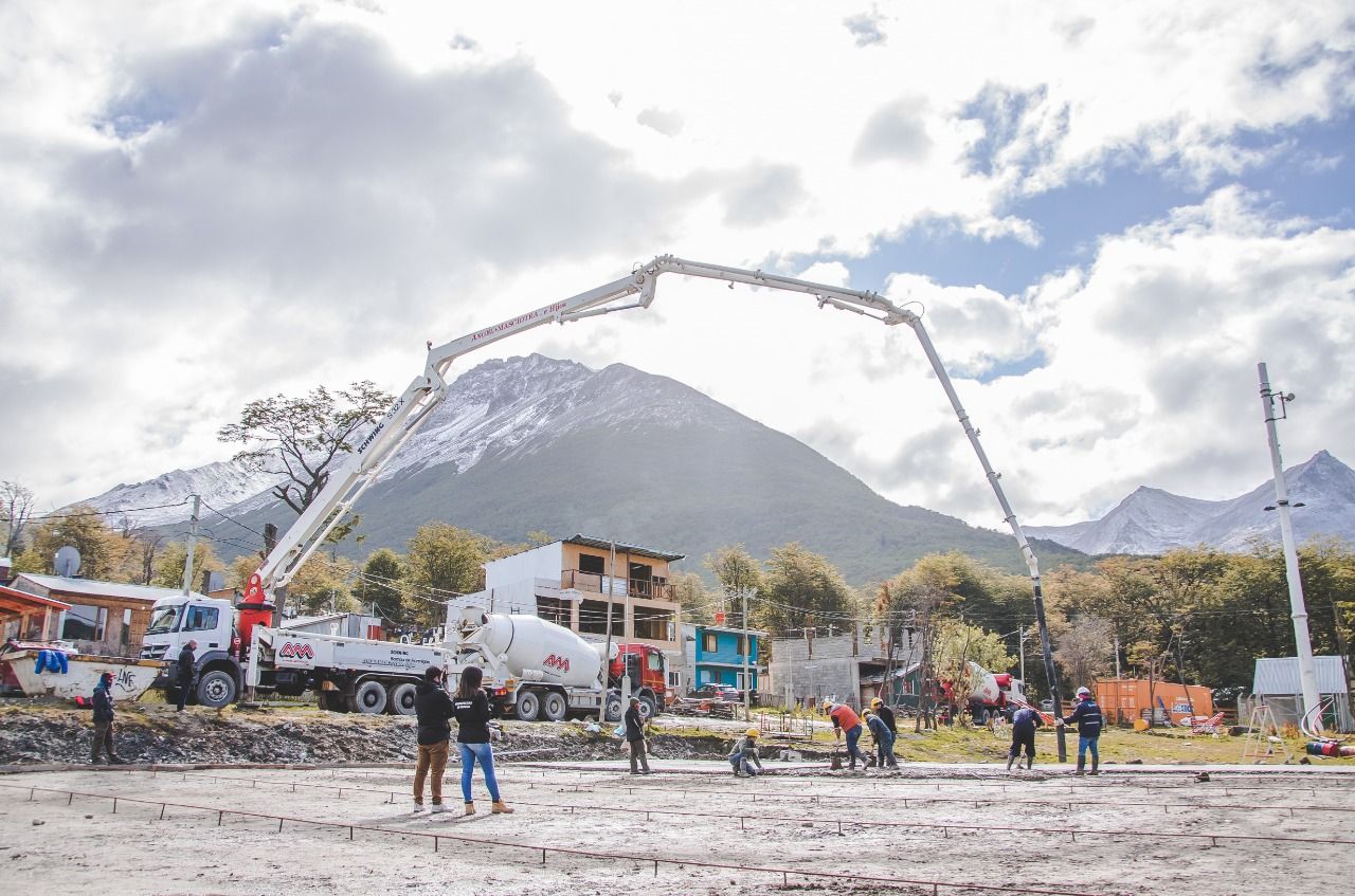 Colocaron el hormigón del playón deportivo en Andorra