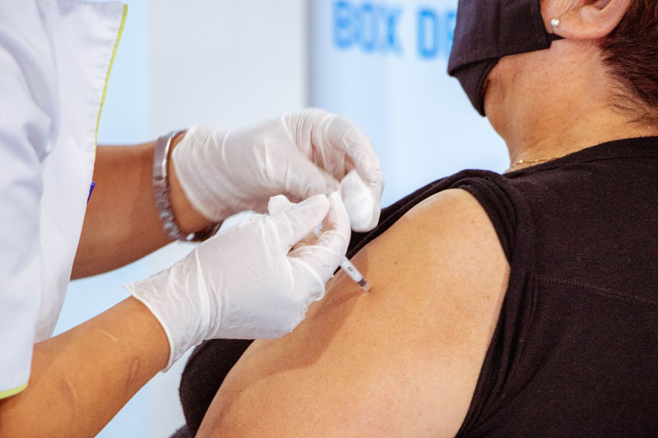 Comenzarán a vacunar contra el COVID a personas mayores de 67 años de edad