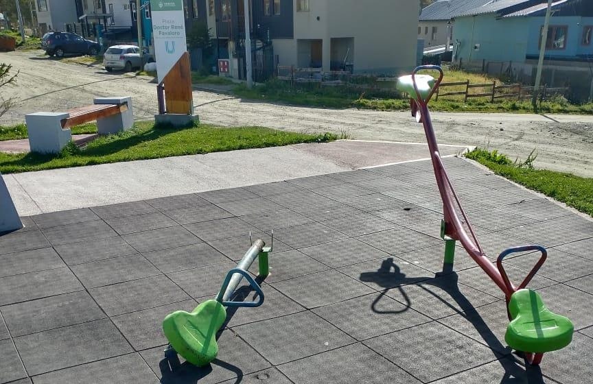 Graves hechos de vandalismo en la Plaza René Favaloro