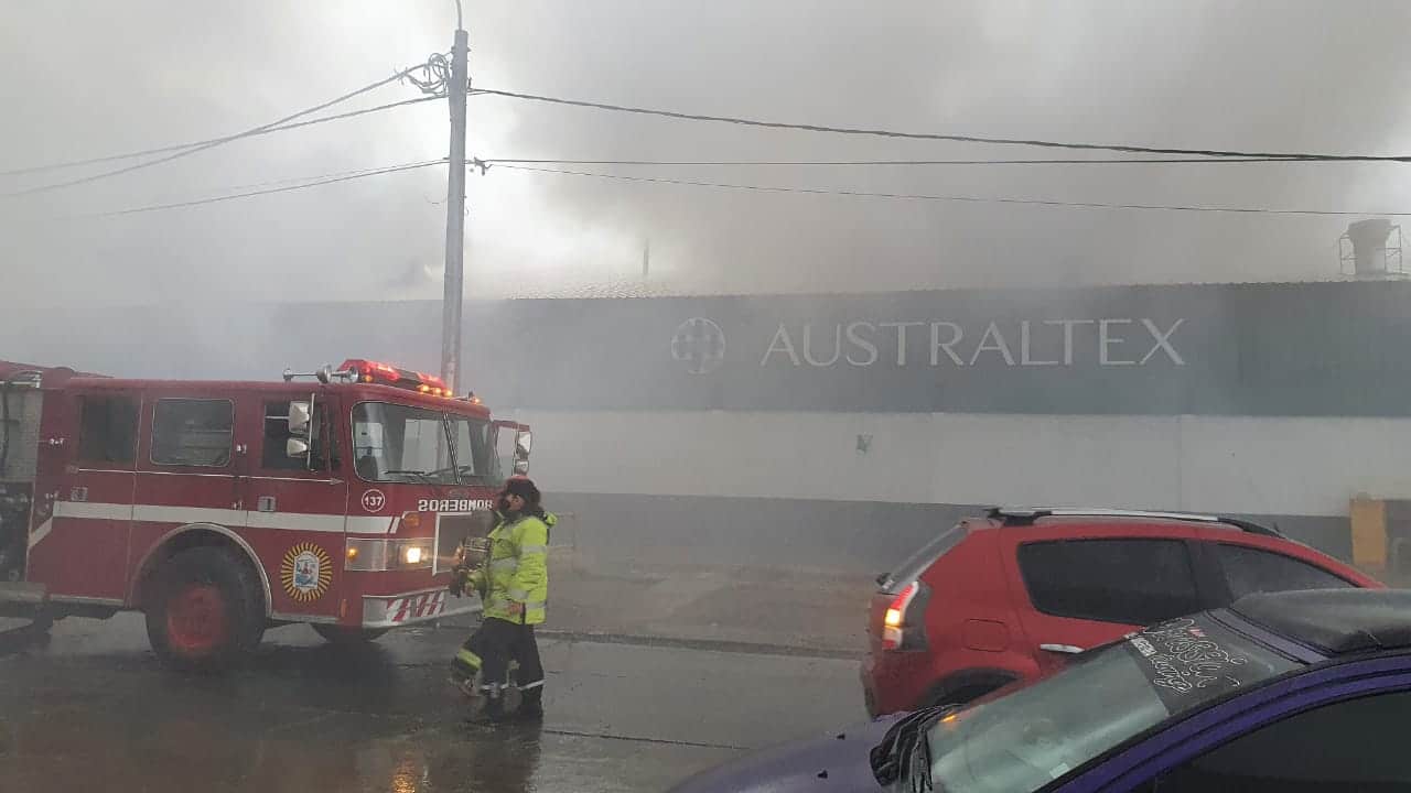 Un impresionante incendio consumió parte de la empresa textil Australtex