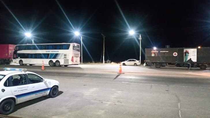 En Santa Cruz se hacen hisopados a colectivos y autos particulares que ingresan