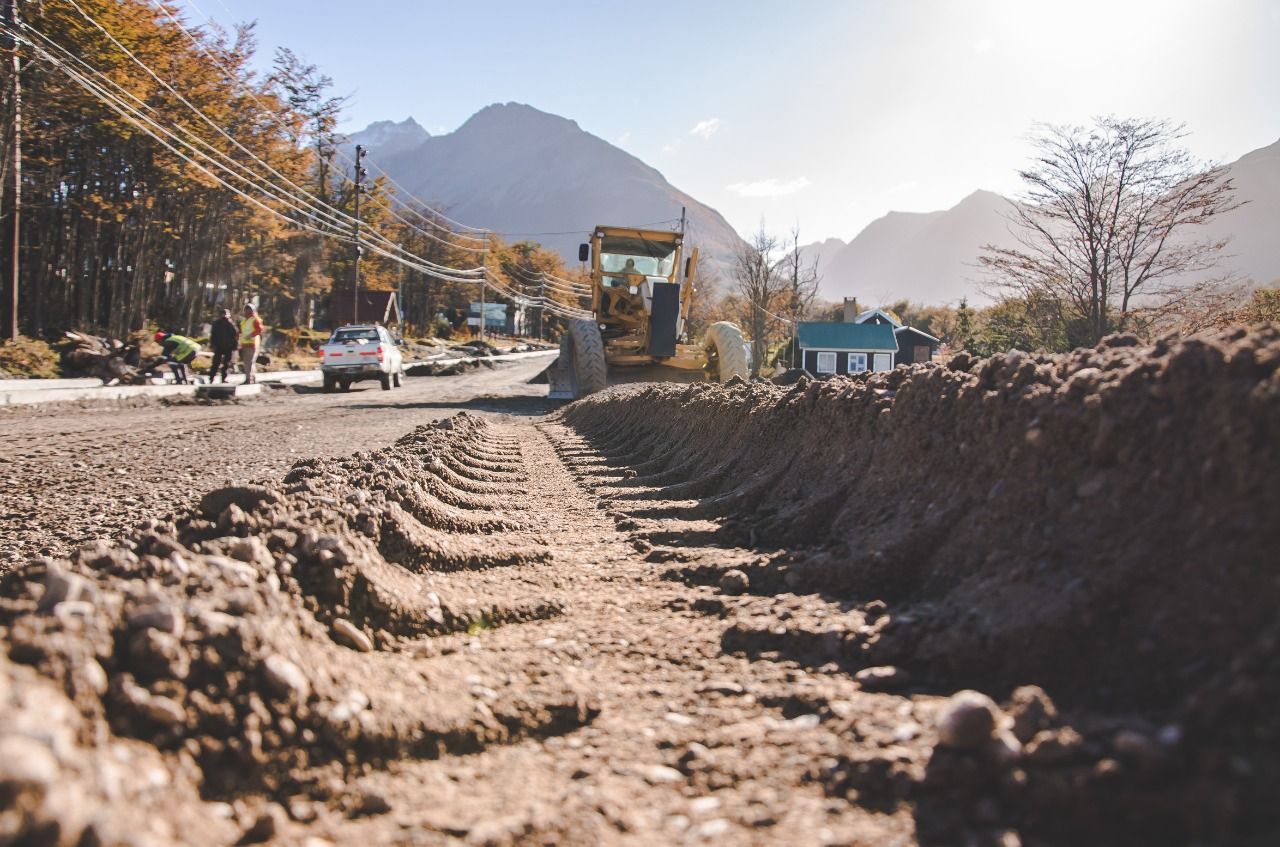 Avanzan los trabajos de pavimentación en el ingreso al barrio Andorra