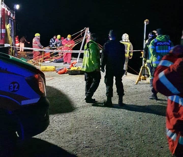 Rescatan a un hombre que se desbarrancó al vacío en su vehículo en Playa Larga