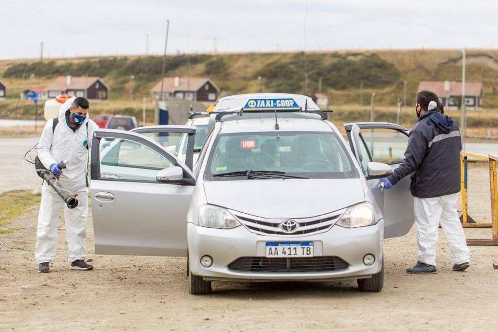 Llevaron adelante la desinfección de taxis, remises y comercios