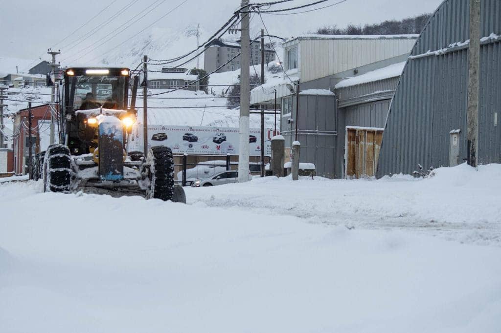 Nevadas: Se realiza el permanente despeje y limpieza en calles y accesos