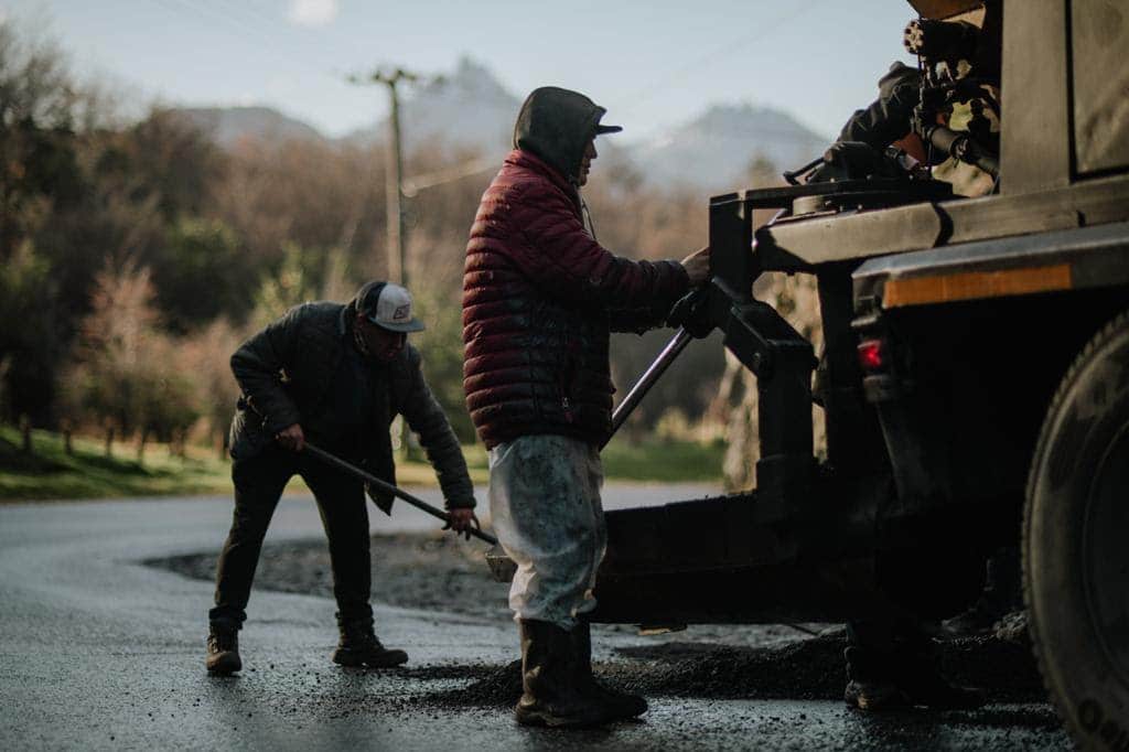 Tareas de bacheo y reparaciones en la calle Martial