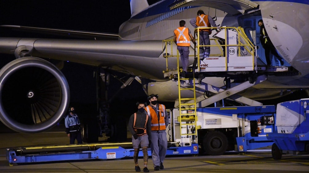 Plan de vacunación: el lunes parte un nuevo vuelo a Rusia