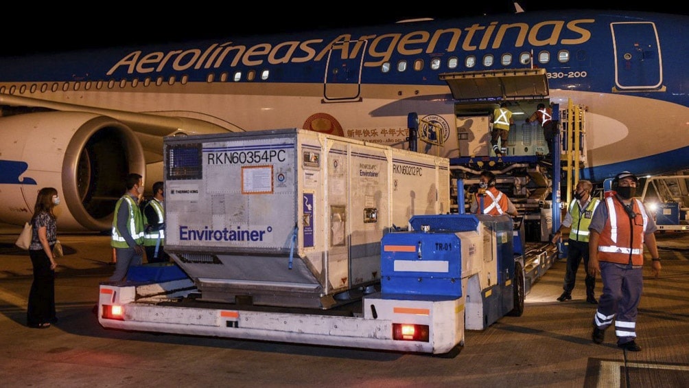 Un nuevo vuelo llegó de China con dosis Sinopharm