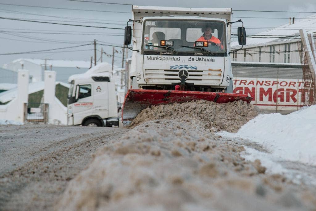 Cristián Videla: «Es muy bueno que los vecinos salgan a colaborar con la limpieza de la nieve»