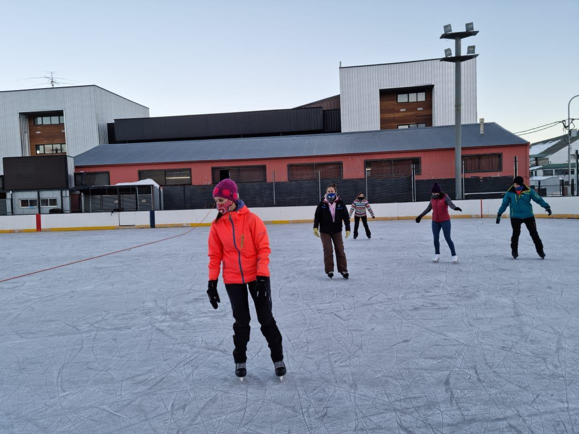 Martes y jueves se realiza capacitaciones de patín sobre hielo