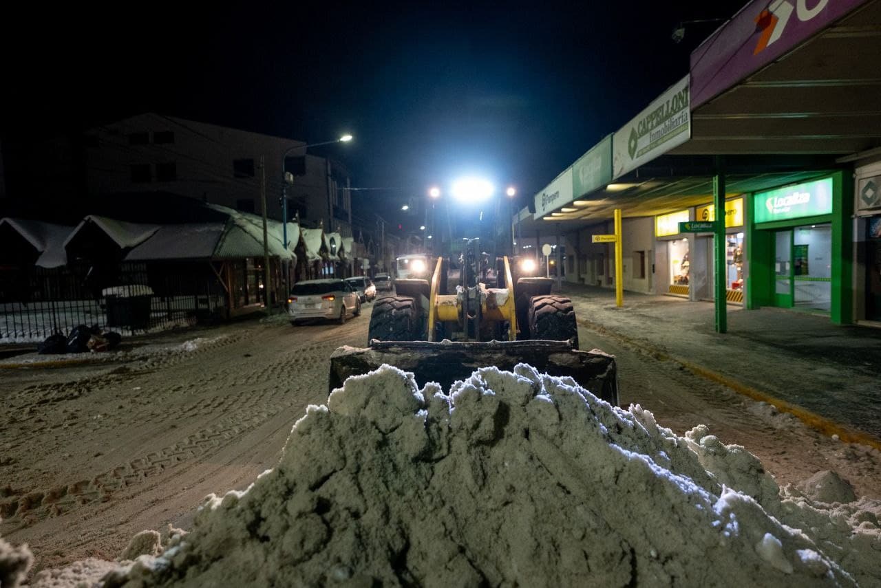 Siguen los operativos de limpieza y despeje de nieve