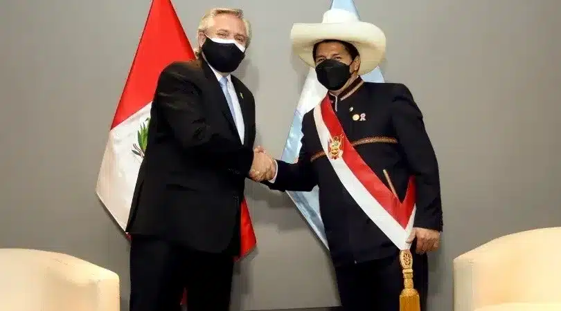 Alberto Fernández junto a la comitiva que viajó a Perú se encuentran asilados preventivamente