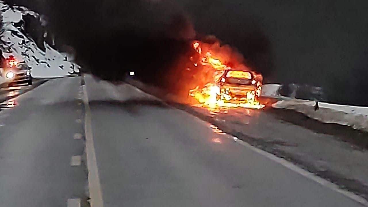 Se incendió un auto en plena Ruta 3