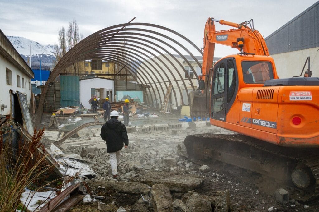 Iniciaron los trabajos de demolición donde se construirá el Centro de Rehabilitación Ushuaia
