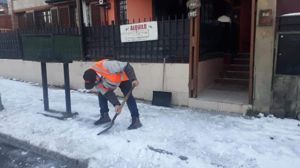 El Municipio de Ushuaia y PAMI realizan limpiezas de hielo y nieve en las veredas de adultos mayores