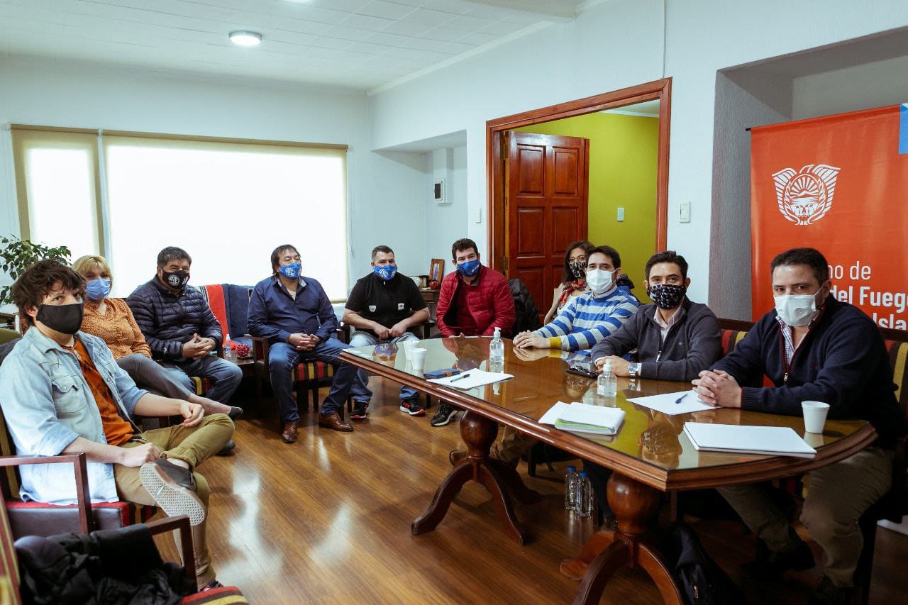 Gobierno y gremios discuten en paritarias las condiciones laborales para el segundo semestre