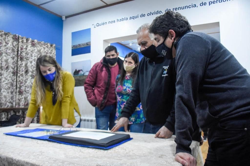 Herederos de la Causa Malvinas hicieron entrega de Libro-objeto al “Espacio pensar Malvinas”