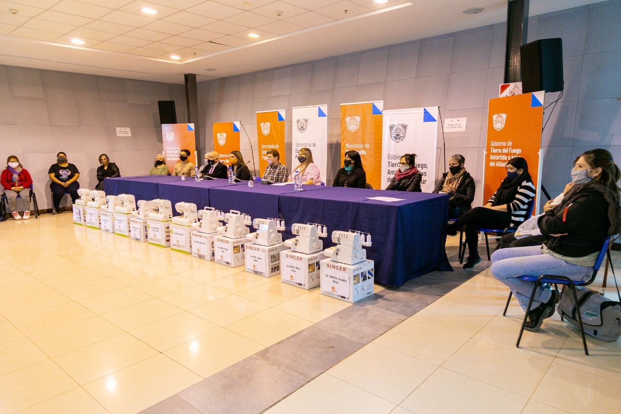 Se entregaron 36 máquinas de coser a participantes del Programa “Cosiendo Identidades”