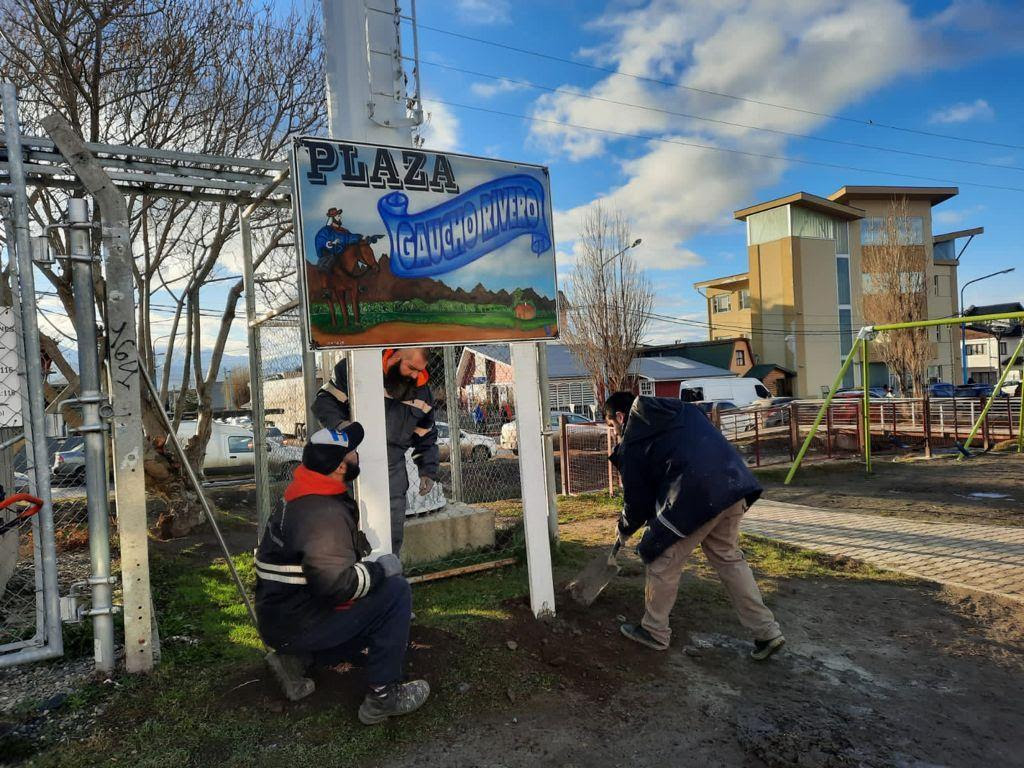 Con el propio taller de herreria, avanza el trabajo de Señalamiento Vial