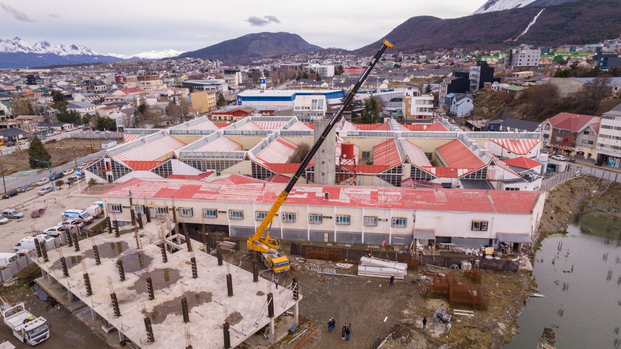 Comenzaron los trabajos para reponer la cubierta de techo en el Hospital Regional Ushuaia