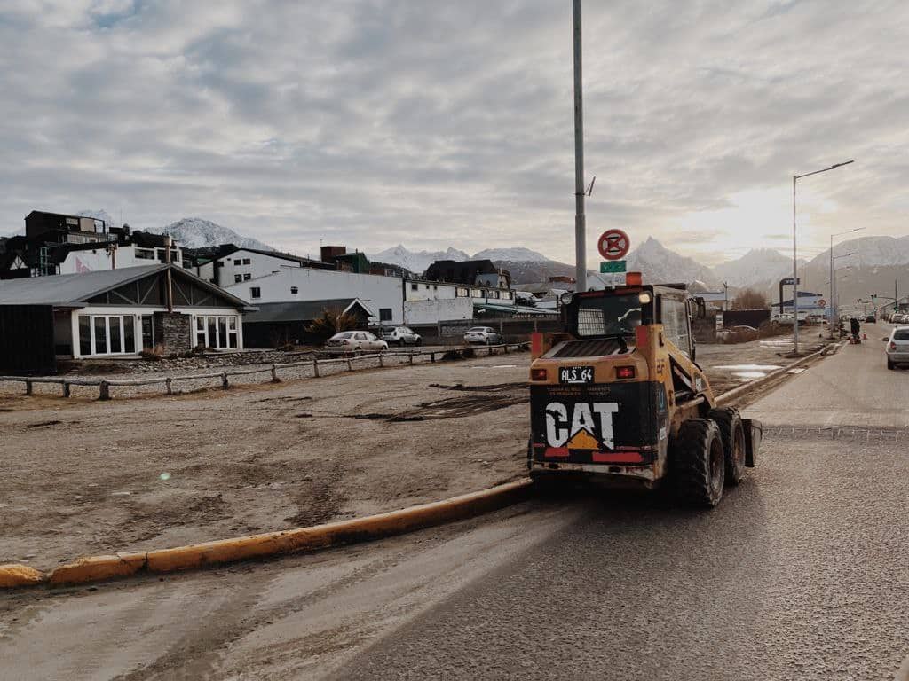 Continúan los trabajos de limpieza en avenidas, Maipú, Prefectura Naval y calles transversales