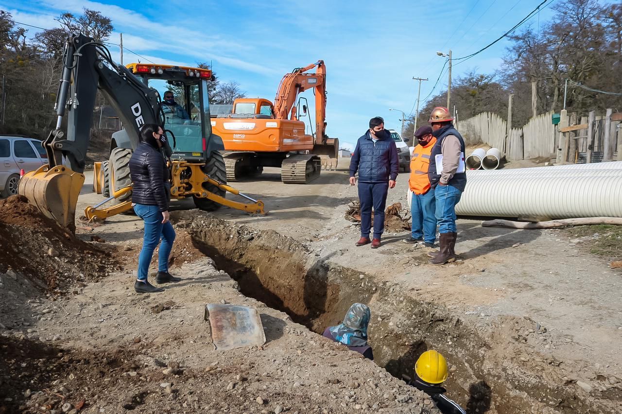 Tolhuin: Reactivaron la obra de pavimención en Av. Los Ñires